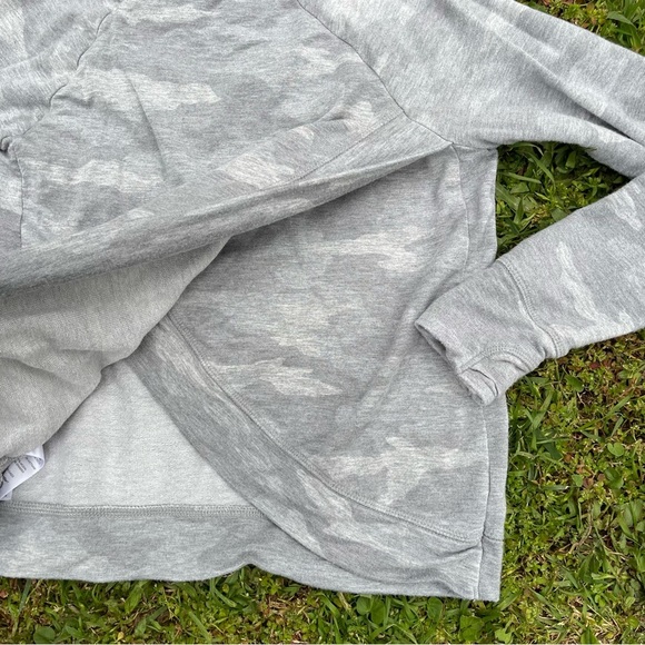 Athleta girl long sleeve size 8-10 Preowned camo gray Preowned casual activewear - Picture 4 of 5